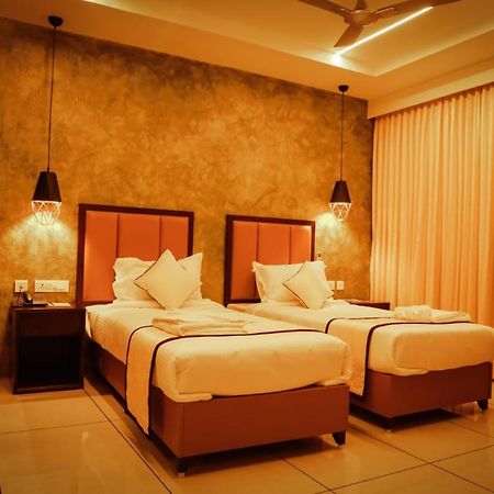 קוטאיאם Hotel New York Square מראה חיצוני תמונה