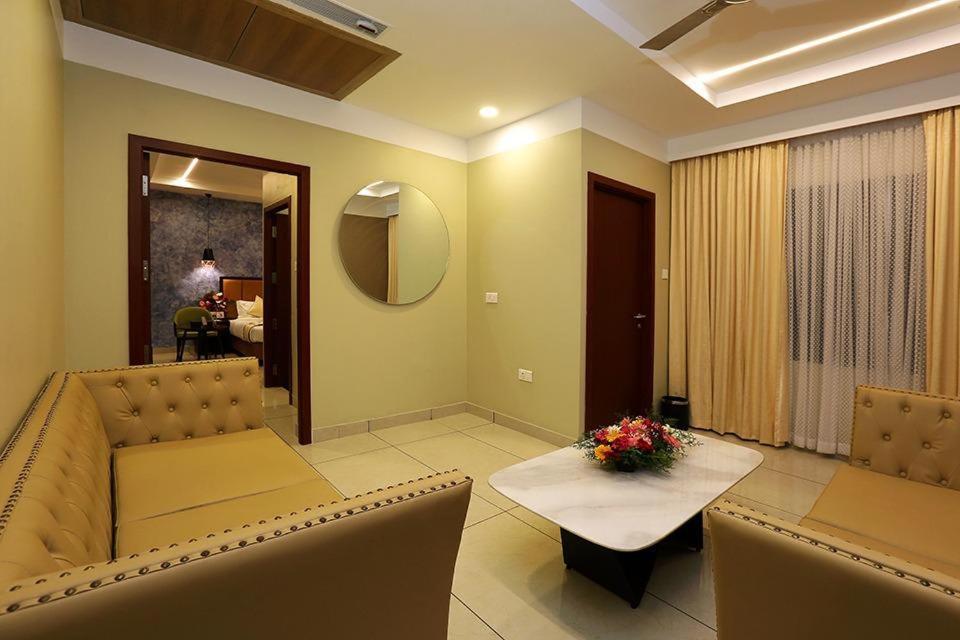 קוטאיאם Hotel New York Square מראה חיצוני תמונה
