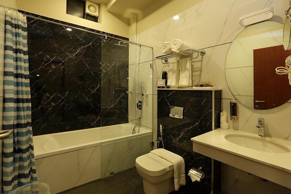 קוטאיאם Hotel New York Square מראה חיצוני תמונה
